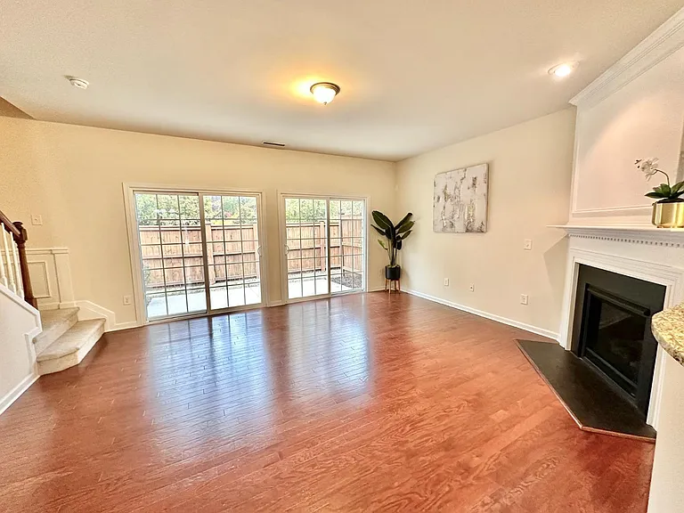 1143 Kingston Grove Dr — Photo 6