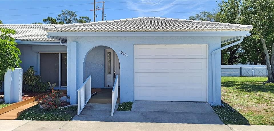 1st image of 10401 Larchmont Pl