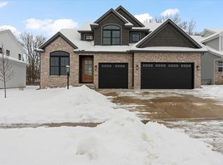 1403 Ravenwood Dr, Mahomet, IL 61853