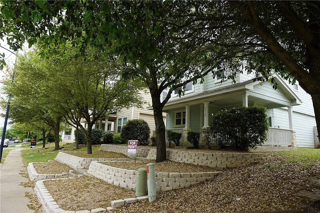 3 bed, 2.5 bath, 1496 sqft, $2,100 — Photo 3