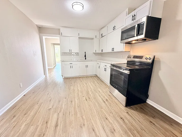 318 Uvalde St — Photo 21