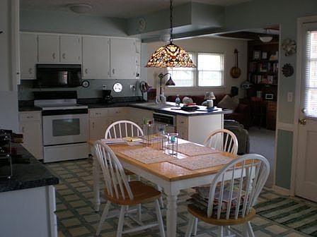 Eat in kitchen looking towards Family Room
