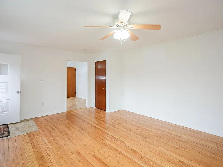 2305 River Rd — Photo 10