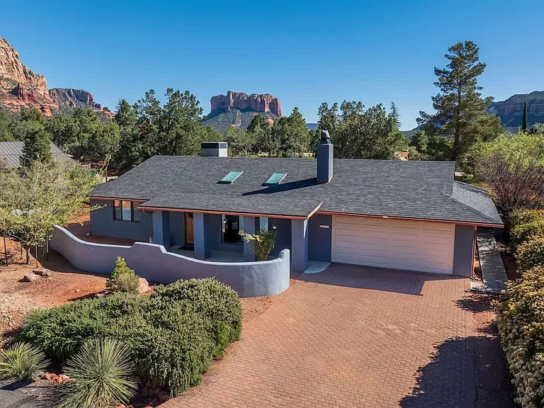 311 Meadowlark Ln — Photo 2