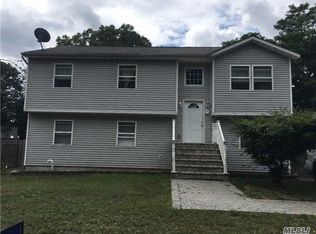 16 Smith St, Wheatley Heights, NY 11798