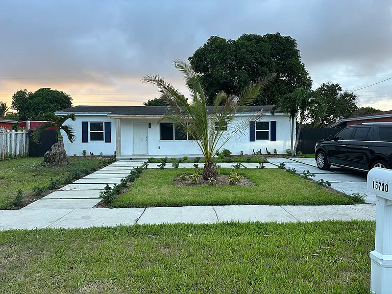NW 28th Pl — Photo 1