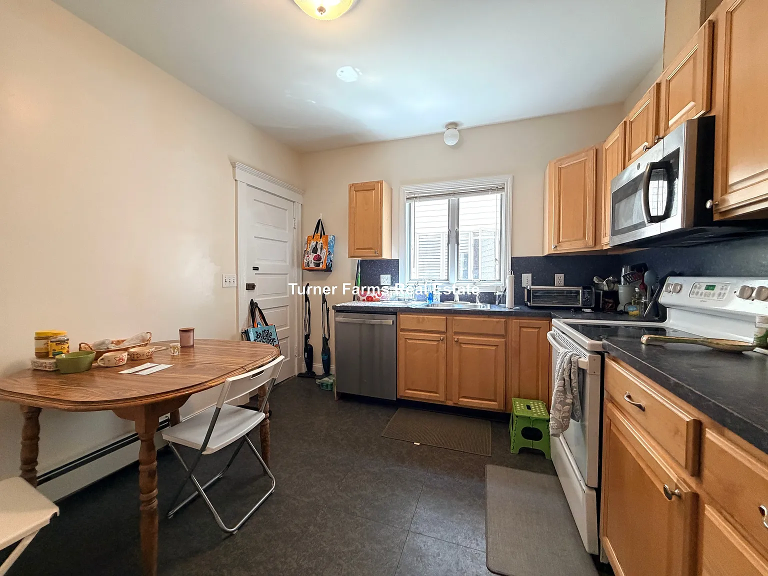 4 bed, 9999 sqft, $4,500 — Photo 2