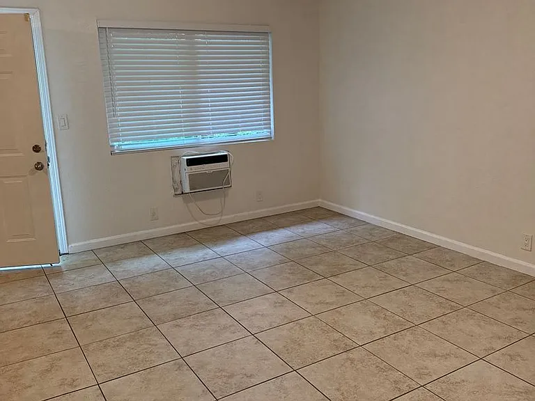 411 Emerald Ave — Photo 5