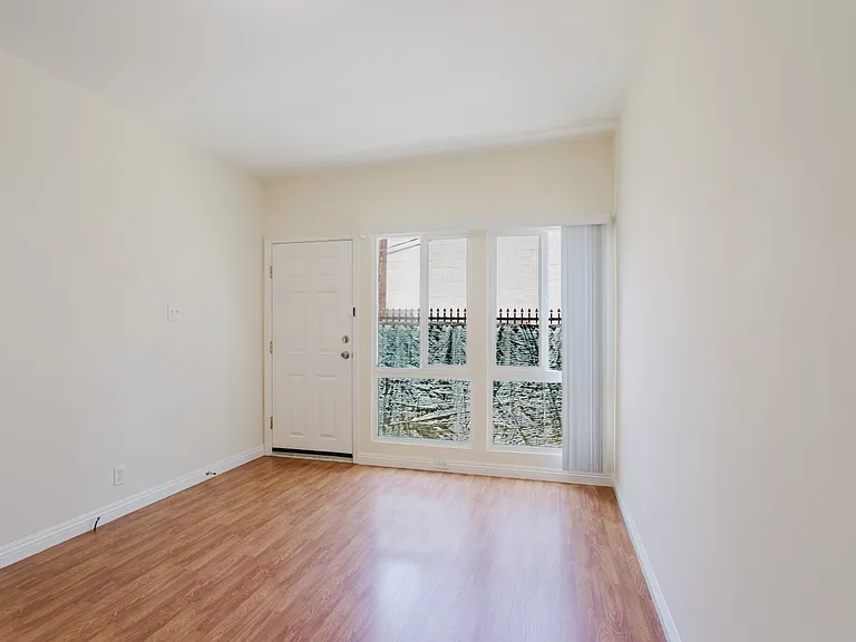 10550 1/4 W Victory Blvd — Photo 9