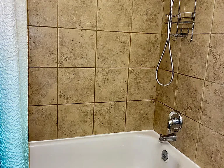 Tile in bath upstairs