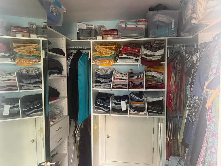 MBR Walkin Closet