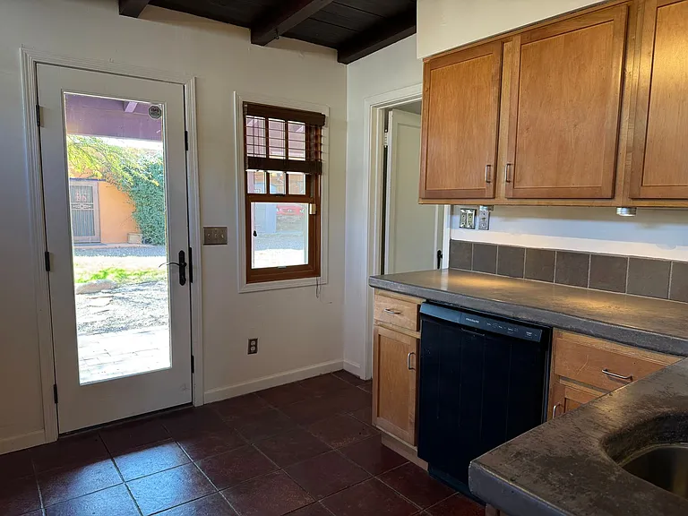 3004 E Adams St — Photo 7
