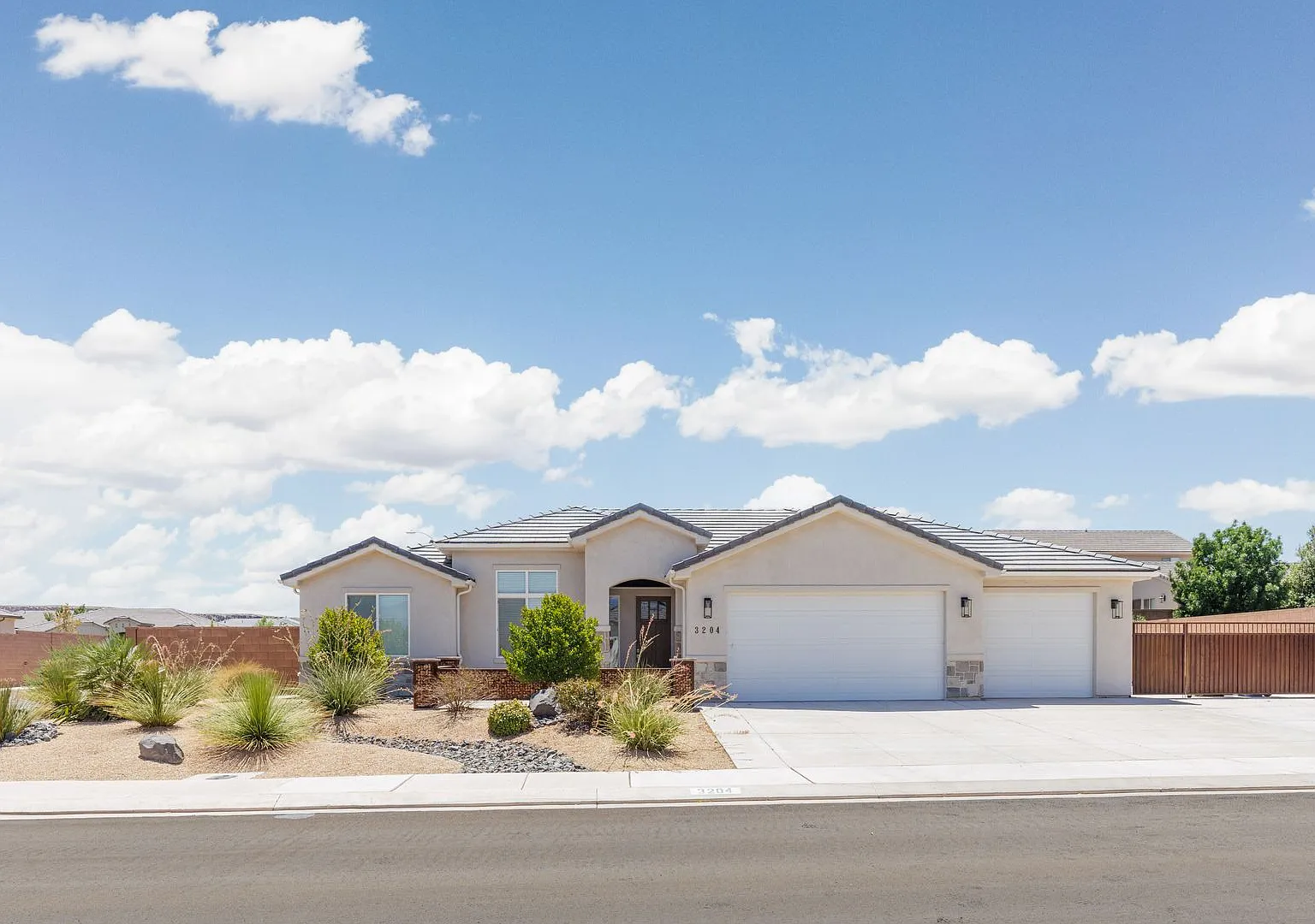 Custom 4 bedroom Single Story. Crimson Cliffs boundaries. — Photo 1