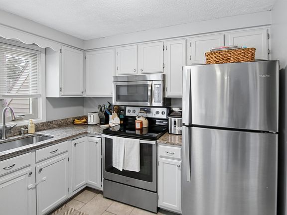 2nd image of 1555 Bodwell Road #37