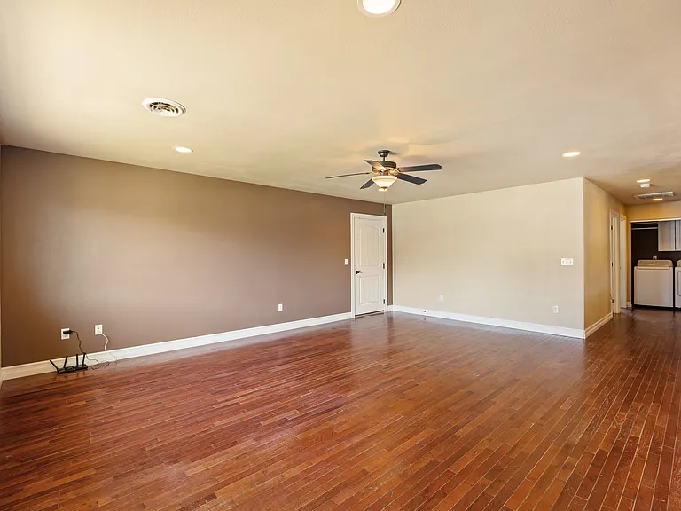 547 S Bayside St — Photo 10