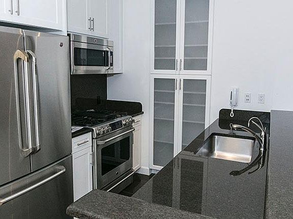5th image of 320 W 38th St APT 2532