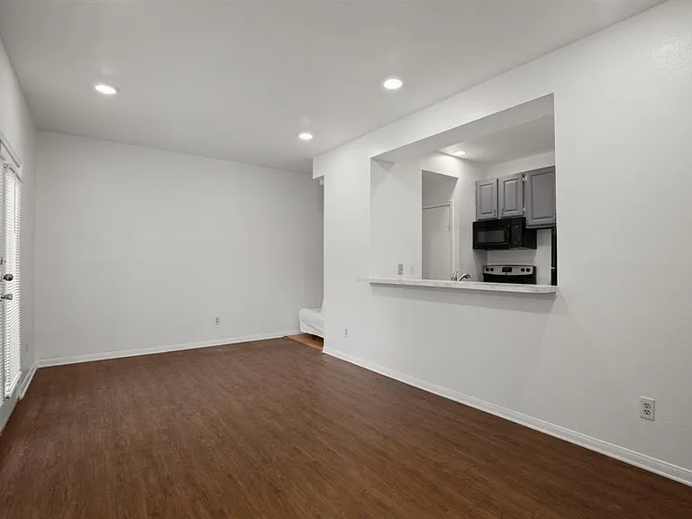 914 W 22nd 1/2 St #304 — Photo 5