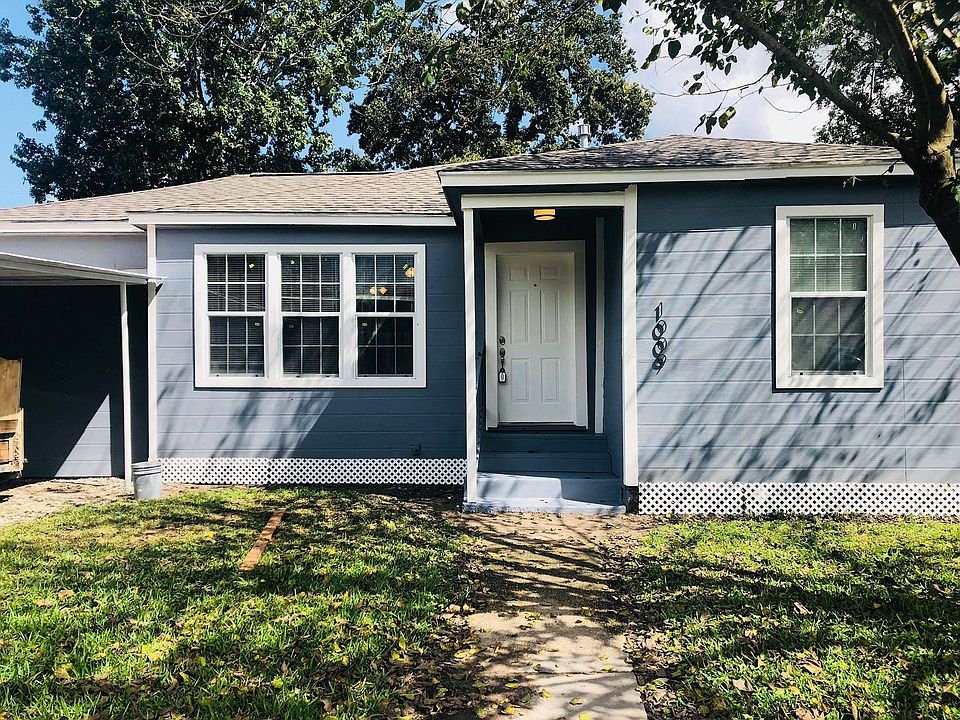 Cute three bedroom bungalow close to downtown. New roof, win