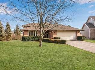 1880 E Skyline Cir, Lindenhurst, IL 60046