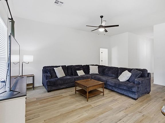 3rd image of 1832 Park Place Dr
