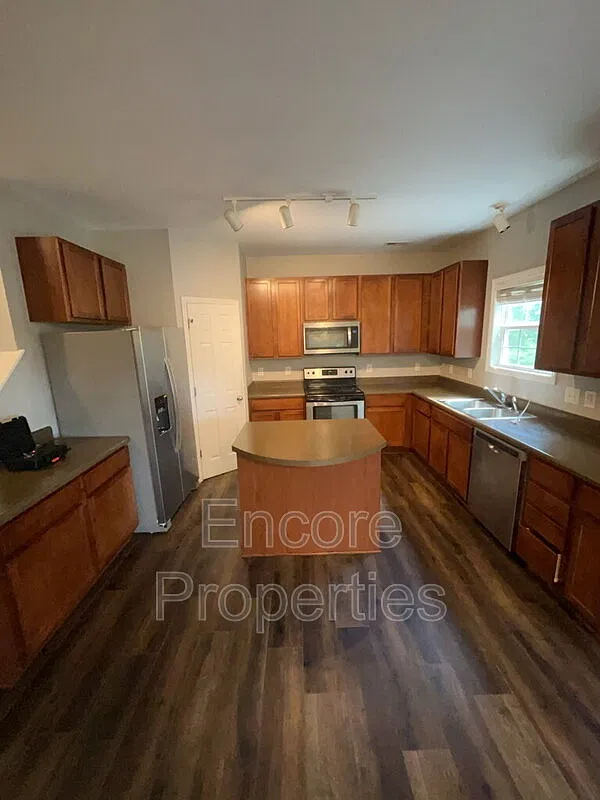 3 bed, 2.0 bath, 1460 sqft, $1,800 — Photo 2