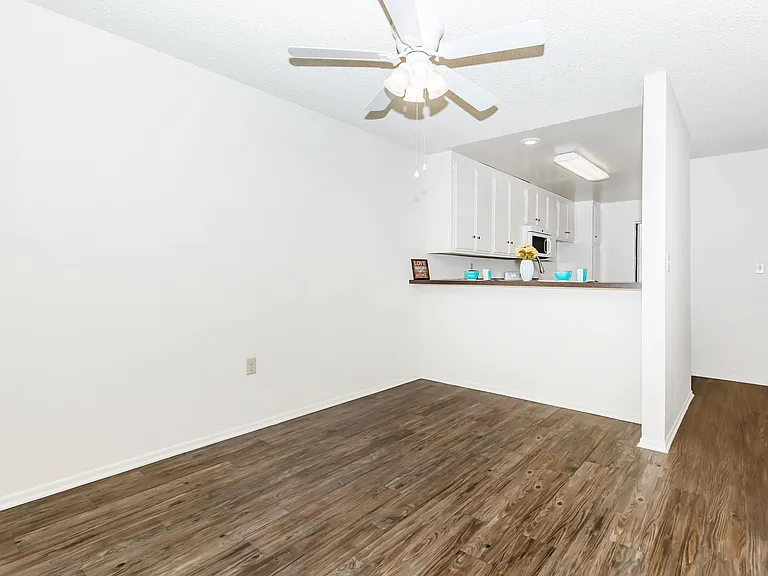 Riviera Vista Apartments — Photo 39