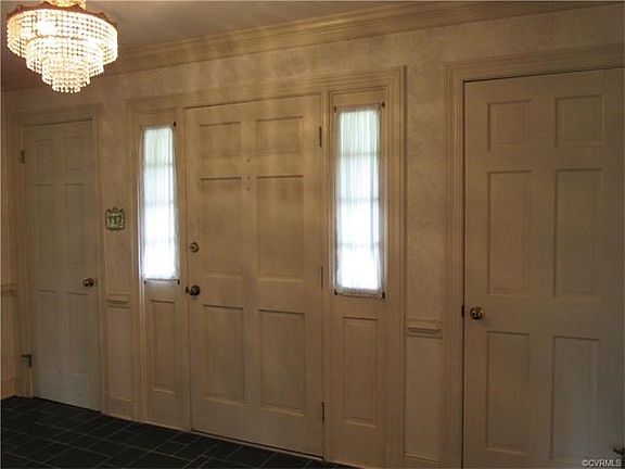 Large foyer with 2 coat closets.