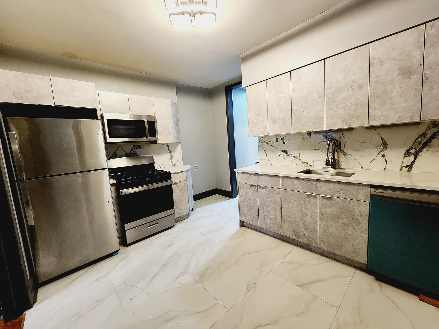 2 bed, 800 sqft, $3,000 — Photo 2