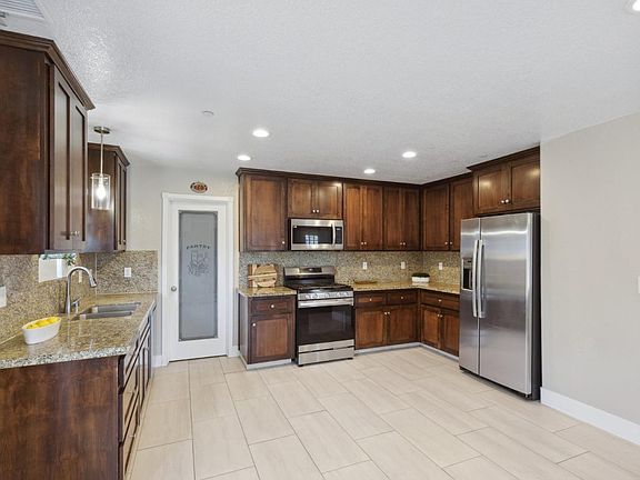 5th image of 22356 Arnott Dr