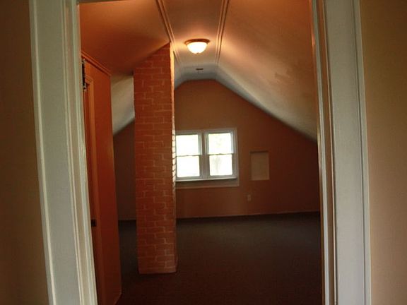 4th image of 141 Phyllis Ave