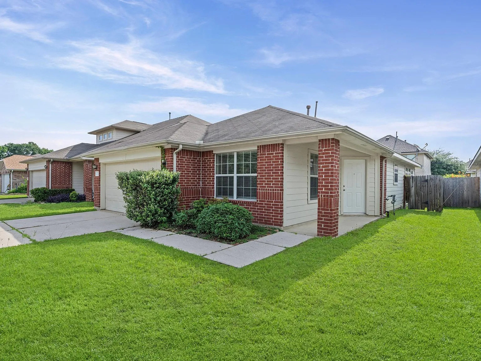 3 bed, 2.0 bath, 1757 sqft, $1,950 — Photo 2
