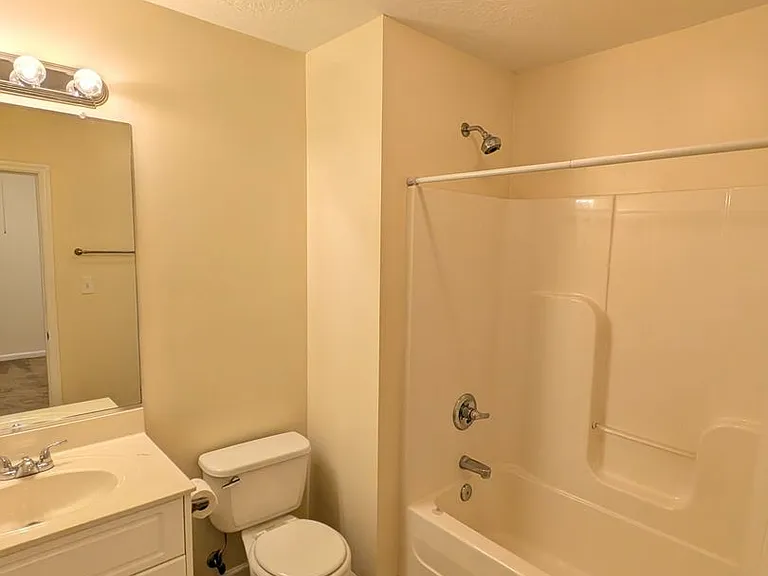 526 Edgecliff Ln — Photo 17