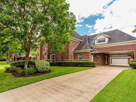 Porte-chochere has access to kitchen from laundry room.