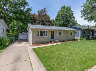 3414 Kimberly Downs Rd, Davenport, IA 52807
