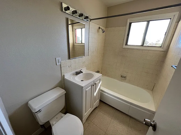312 Sahara Dr — Photo 5