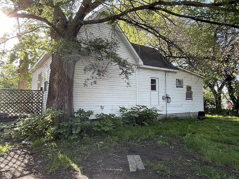 E Condit St — Photo 3