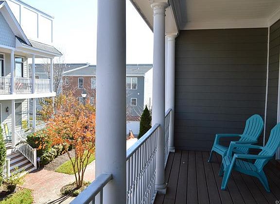 2nd image of 727 S Laurel St #727