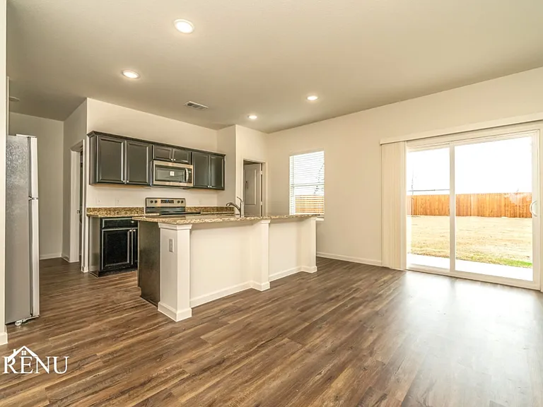 692 Wellington Dr — Photo 15