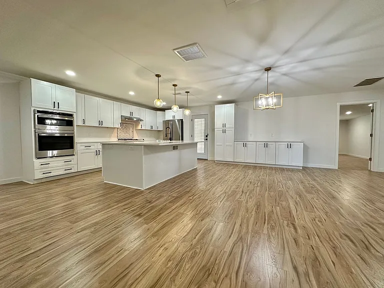 5426 22nd St — Photo 3