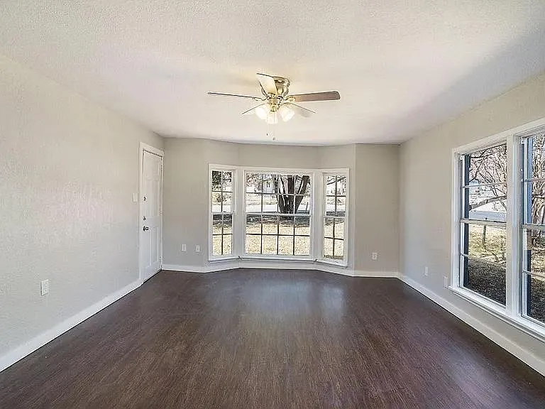 1213 Meadow Park Dr — Photo 3