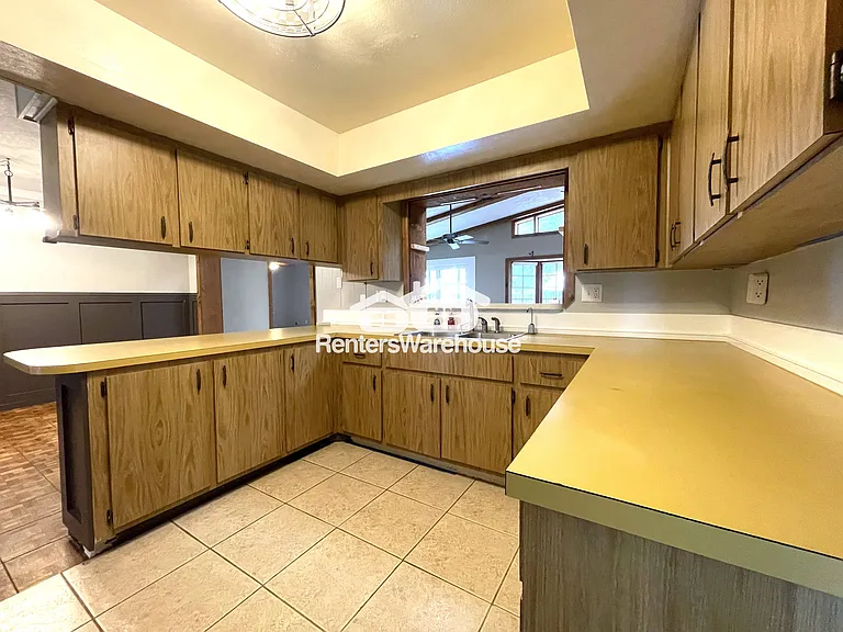802 Embassy Rd — Photo 10