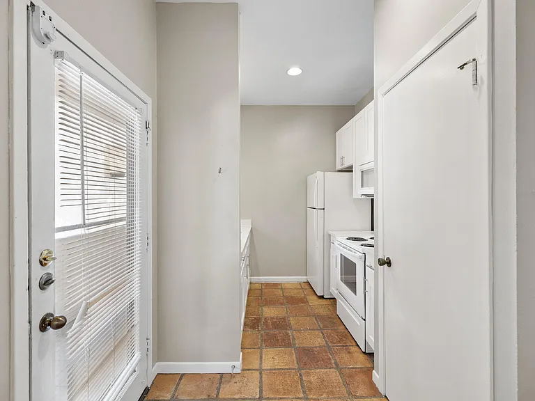 712 Graham Pl #203 — Photo 29
