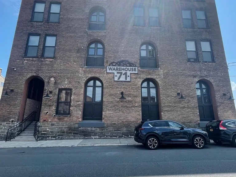 1 Bedroom 1 Bathroom Luxury Apartment in Cohoes — Photo 6