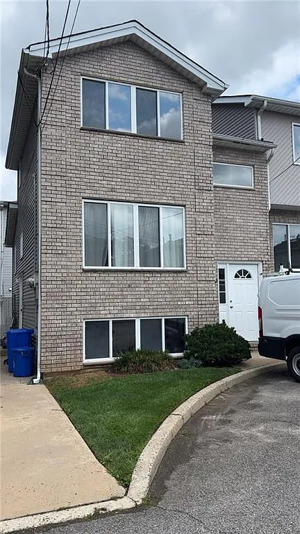 4 bed, 3.0 bath, 2500 sqft, $3,500 — Photo 1