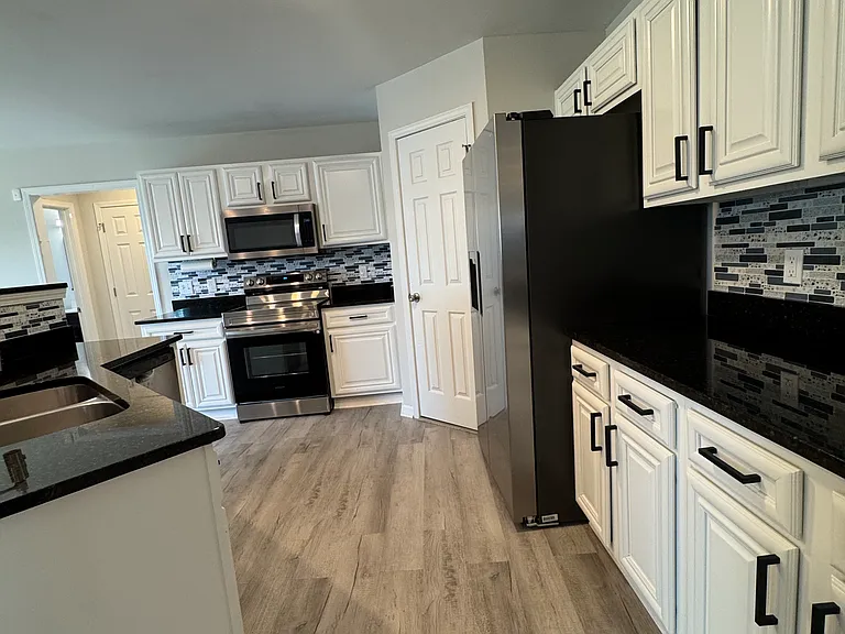 531 Mansfield Ln — Photo 3