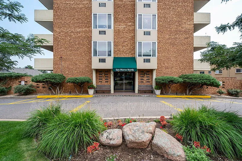 2 bed, 2.0 bath, 995 sqft, $2,000 — Photo 3