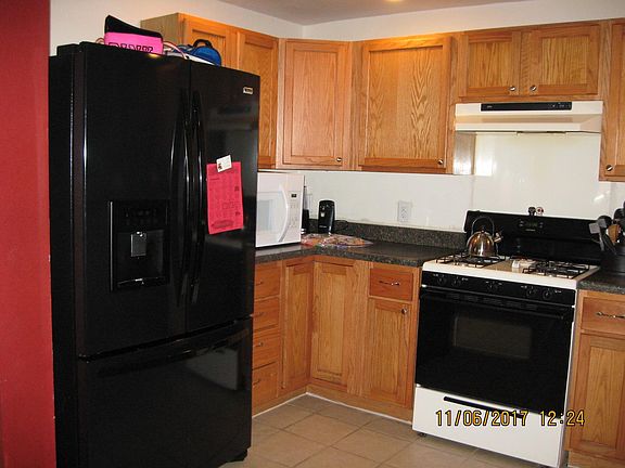 Kitchen w/ Appliances