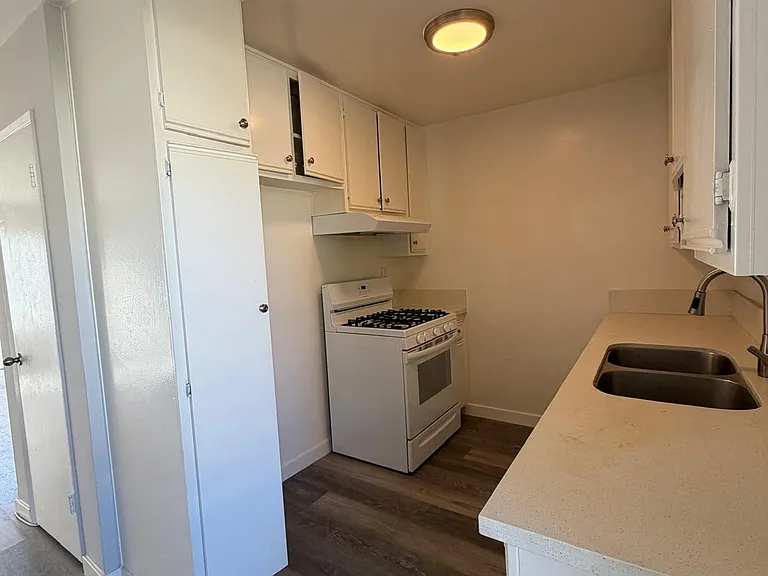 5354 Yarmouth Ave — Photo 18