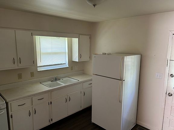 5th image of 645 W Franklin St