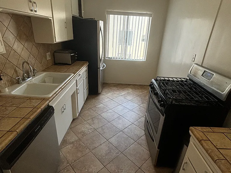 1012 Carol Dr #7 — Photo 2